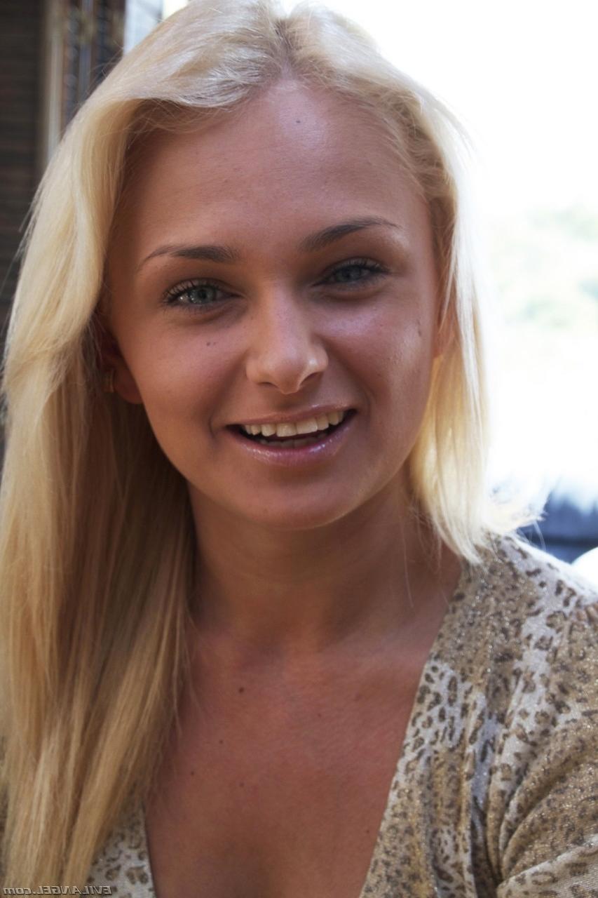 17P Blonde Russian Ivana Sugar strips to her sexy jean shorts and high heels