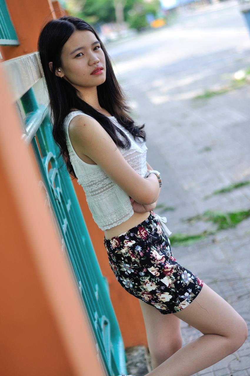 20P Petite brune exhibe ses jambes sexy en short en plein air