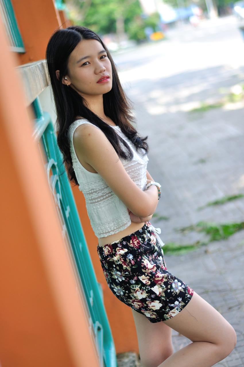 20P Petite brune exhibe ses jambes sexy en short en plein air