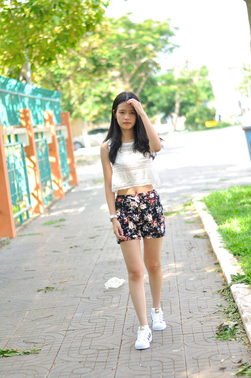 20P Petite brune exhibe ses jambes sexy en short en plein air