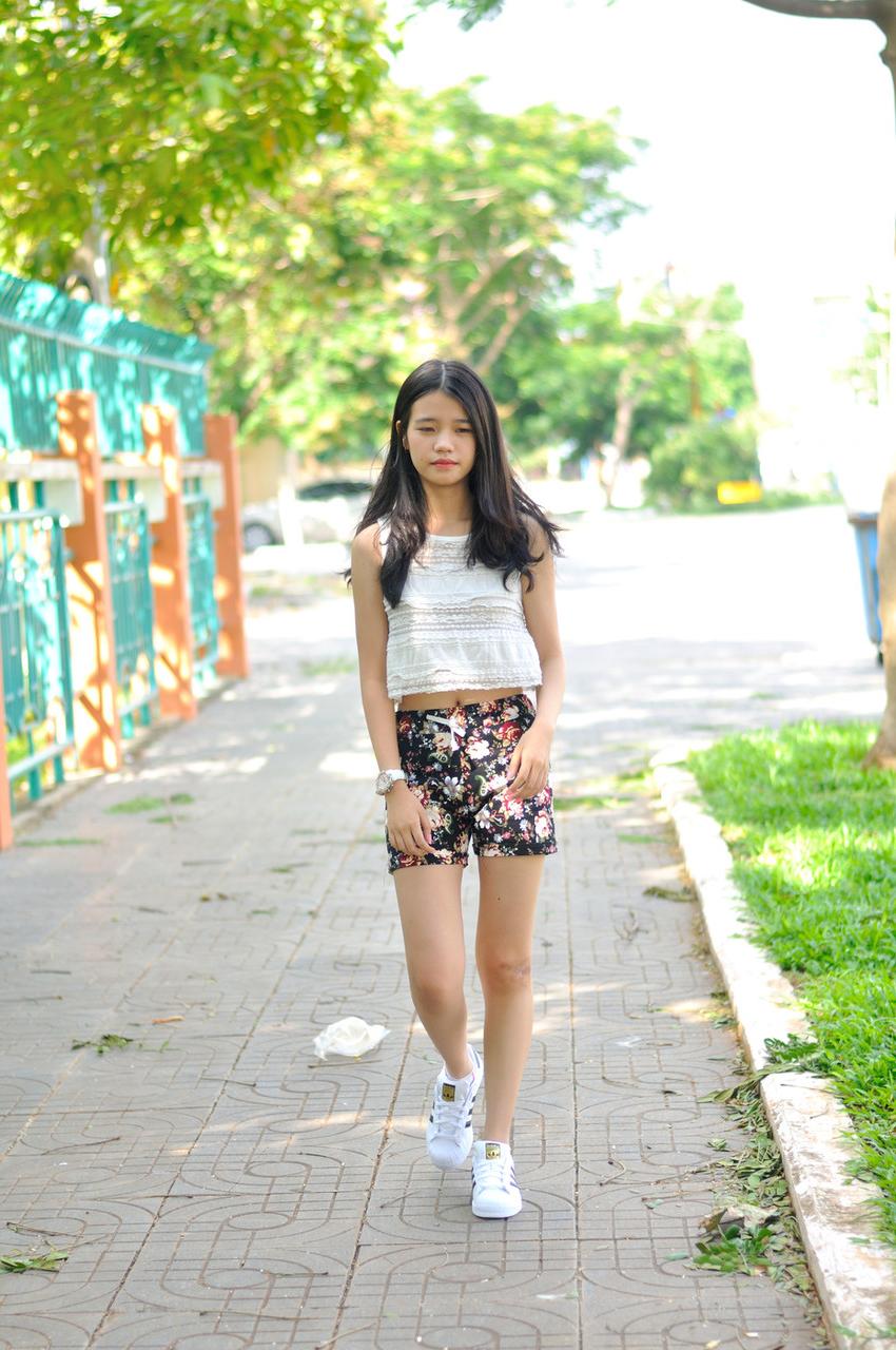 20P Petite brune exhibe ses jambes sexy en short en plein air