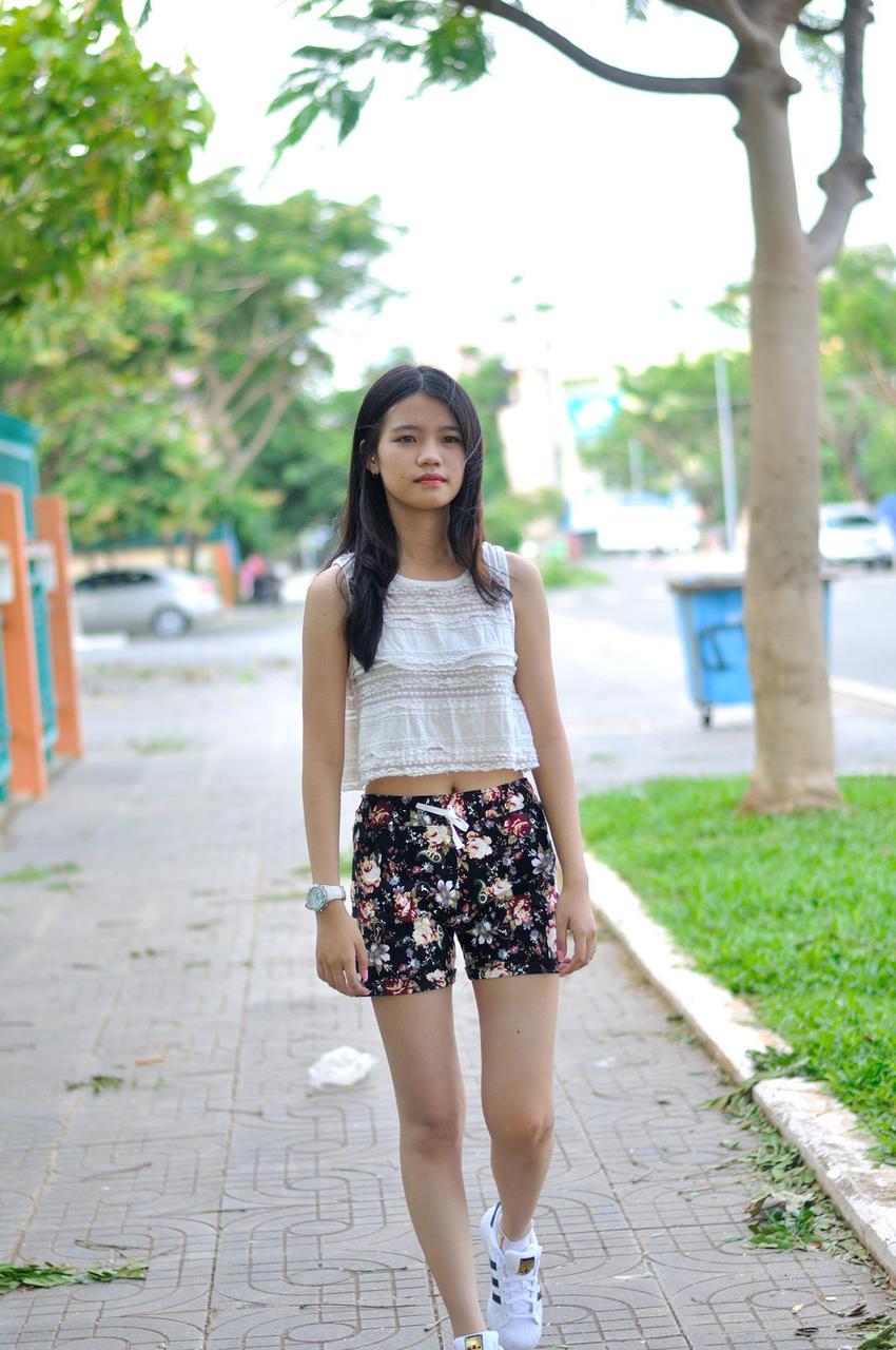 20P Petite brune exhibe ses jambes sexy en short en plein air
