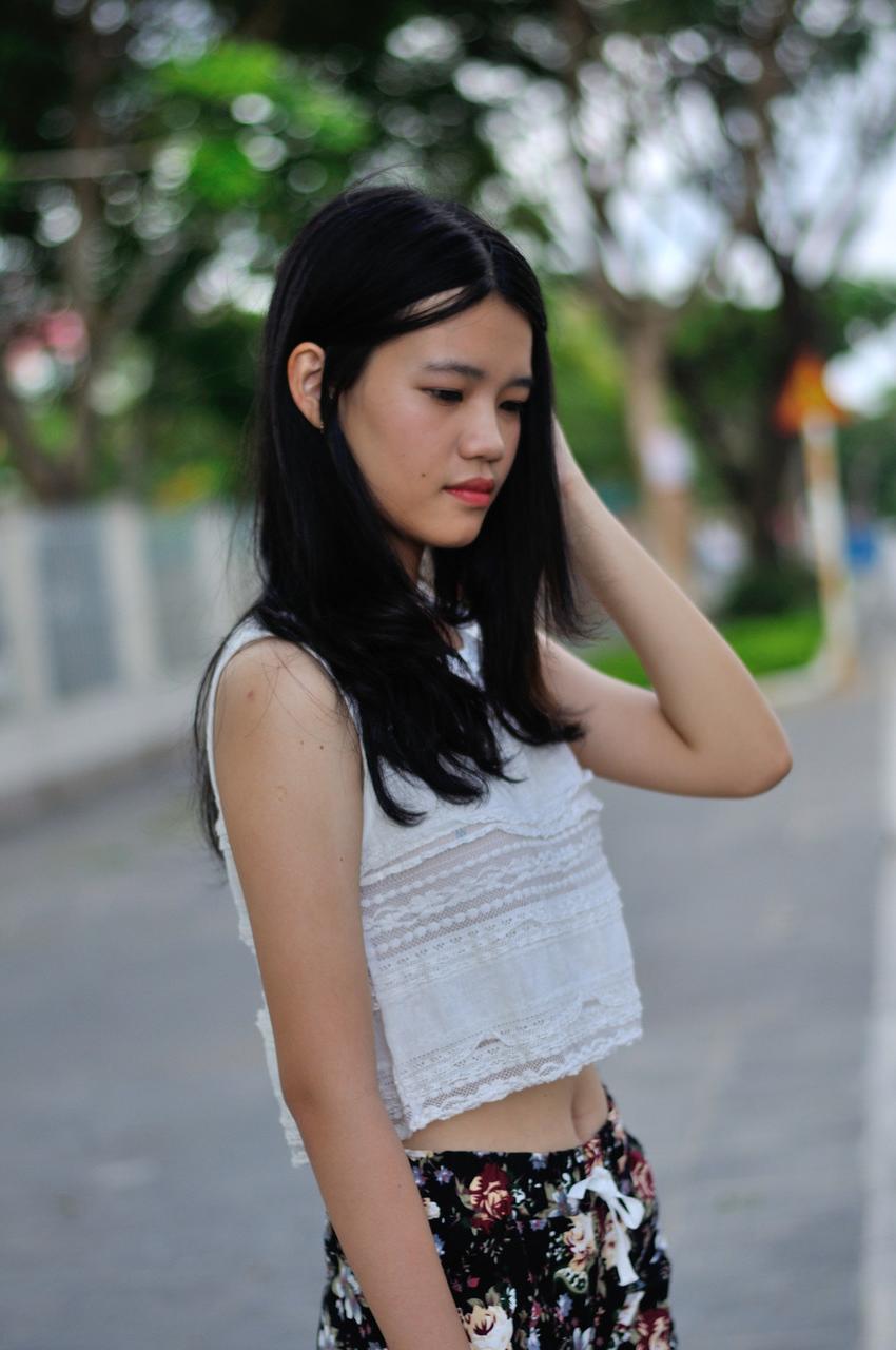 20P Petite brune exhibe ses jambes sexy en short en plein air