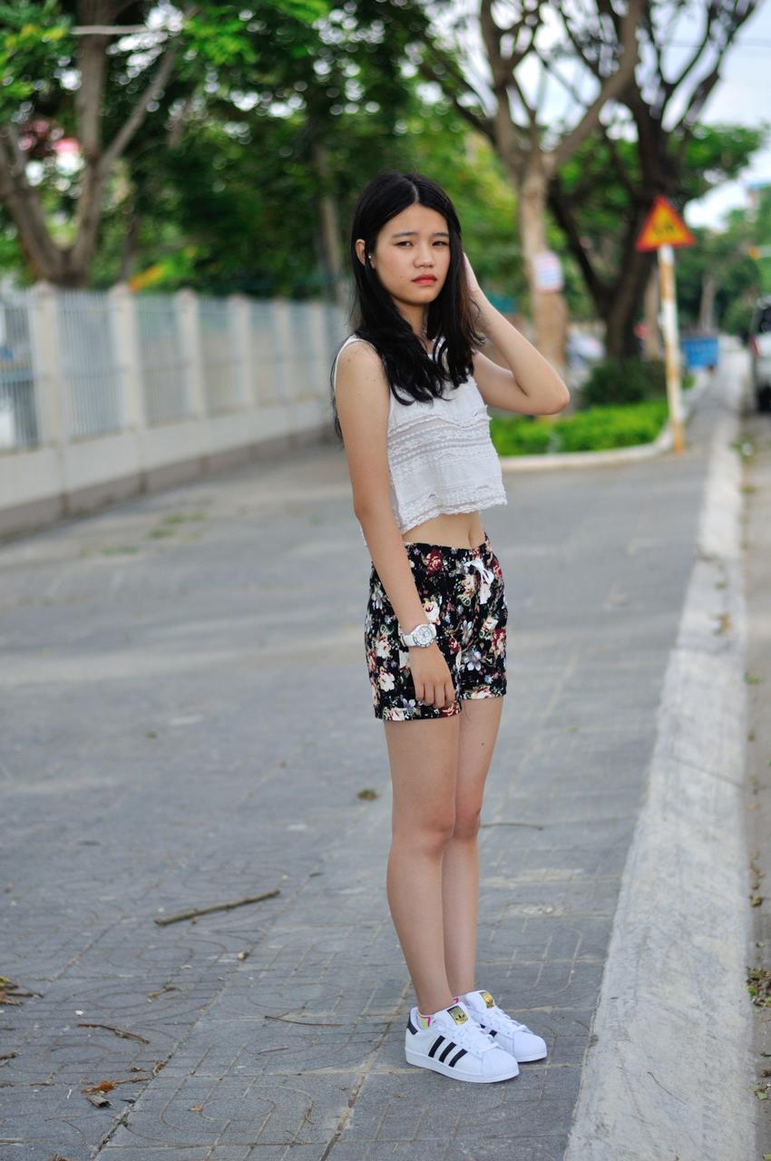 20P Petite brune exhibe ses jambes sexy en short en plein air