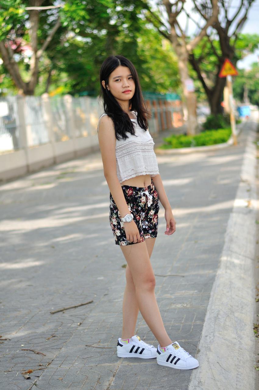 20P Petite brune exhibe ses jambes sexy en short en plein air