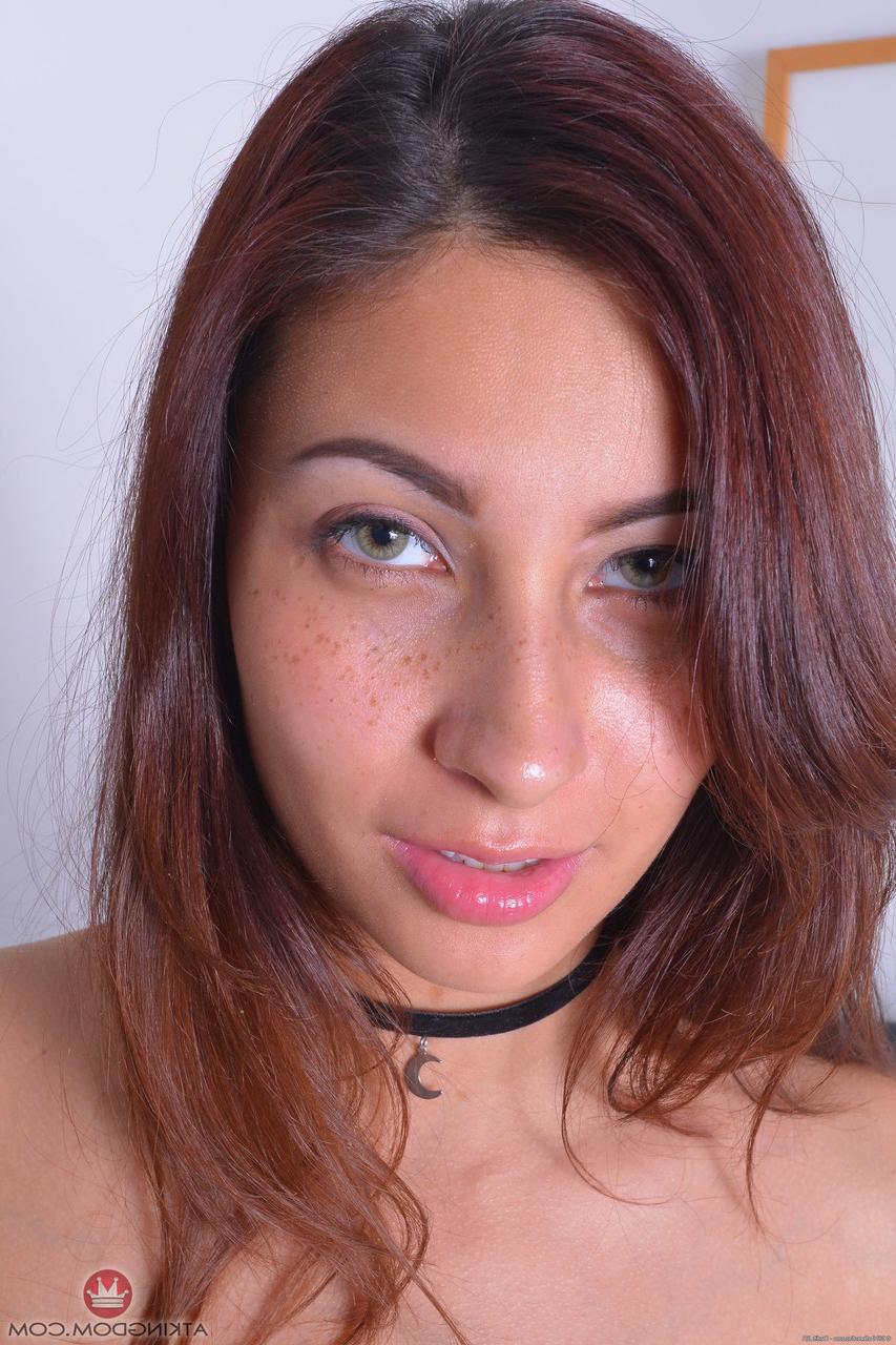 20P Das lustvolle Amateur-Babe Jade Jantzen zeigt ihre Muschi und Titten auf einem Ledersessel