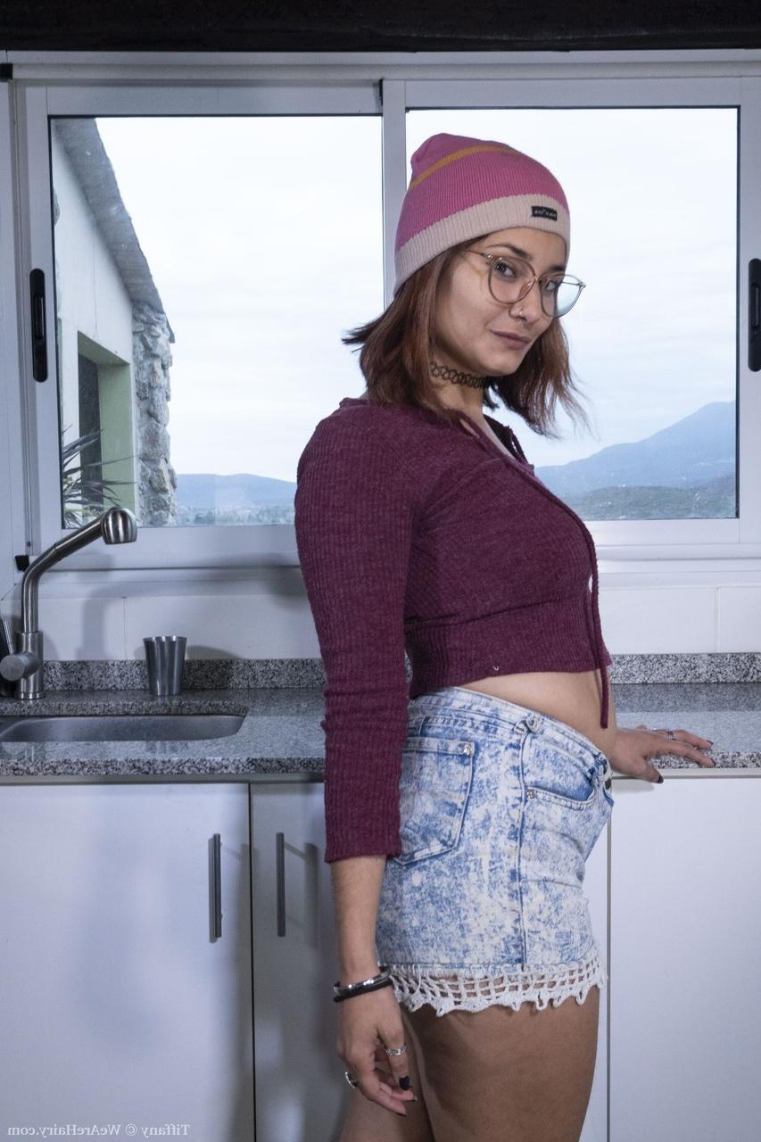 20P A nerd amadora Tiffany exibe sua bunda grande e seios naturais na cozinha