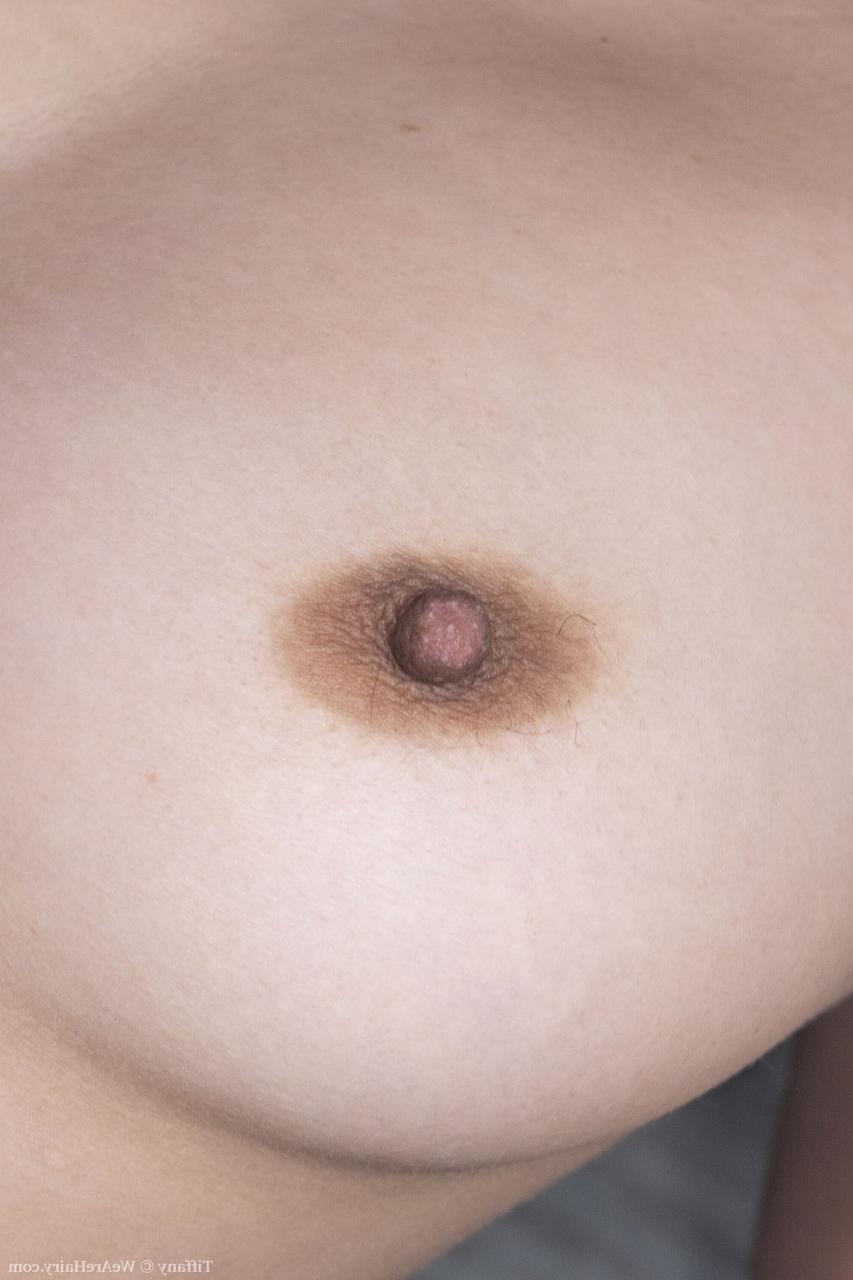 20P A nerd amadora Tiffany exibe sua bunda grande e seios naturais na cozinha