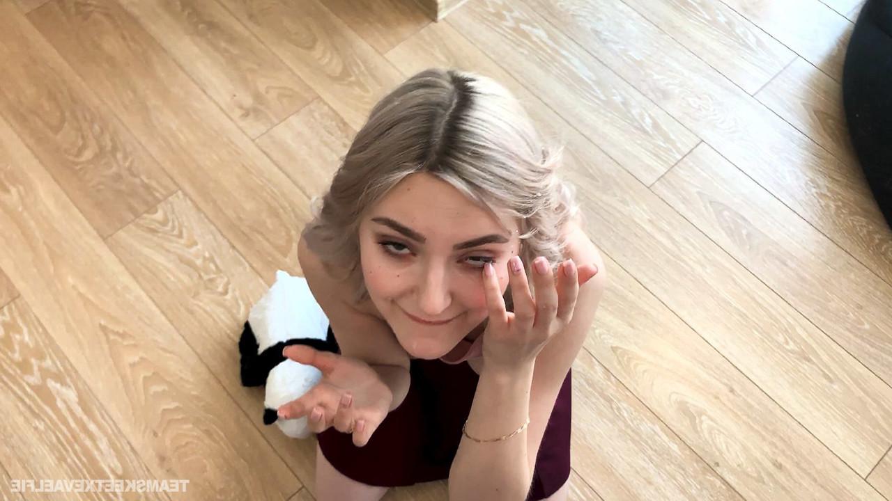 20P La estrella porno adolescente Eva Elfie se arrodilla lentamente y desliza una erección en su boca