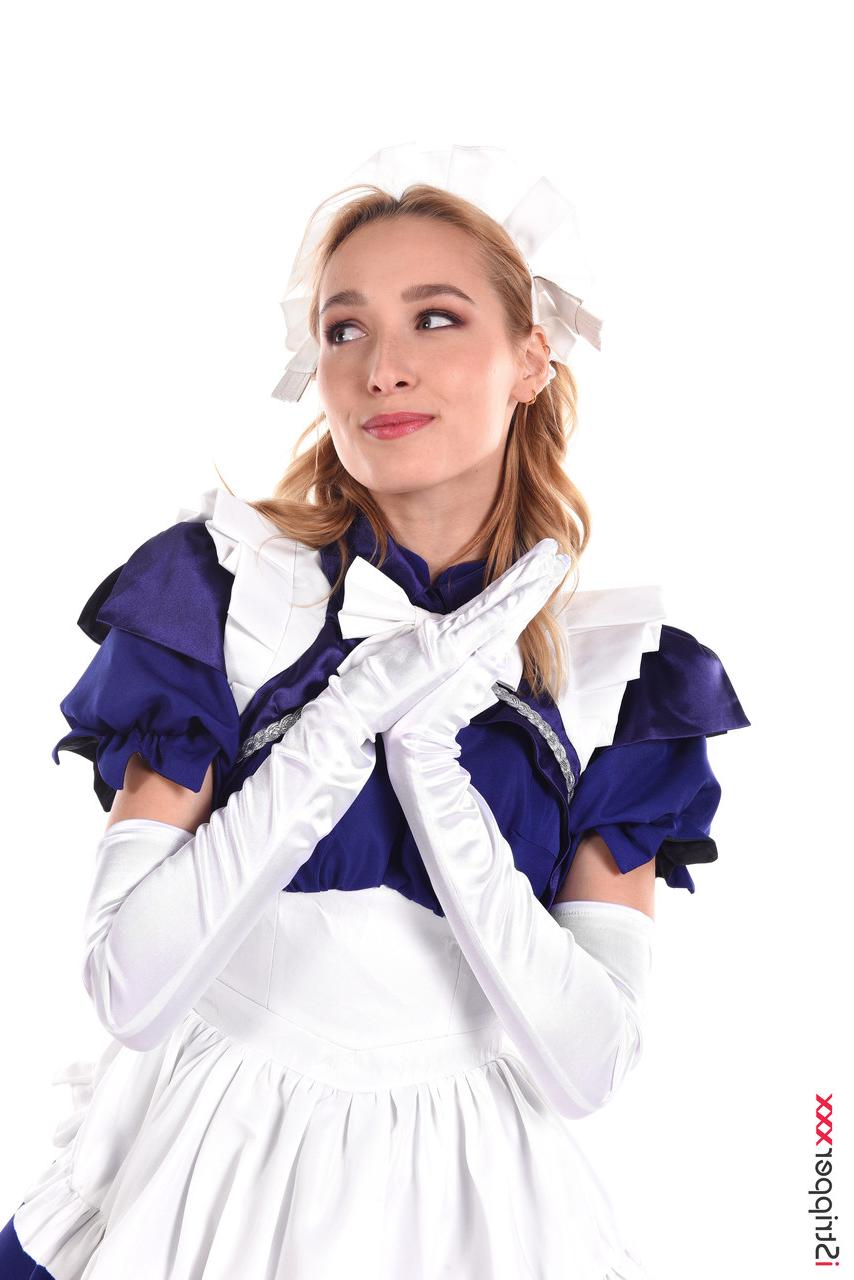 15P La hermosa kelly collins se quita el uniforme antes de montar un consolador