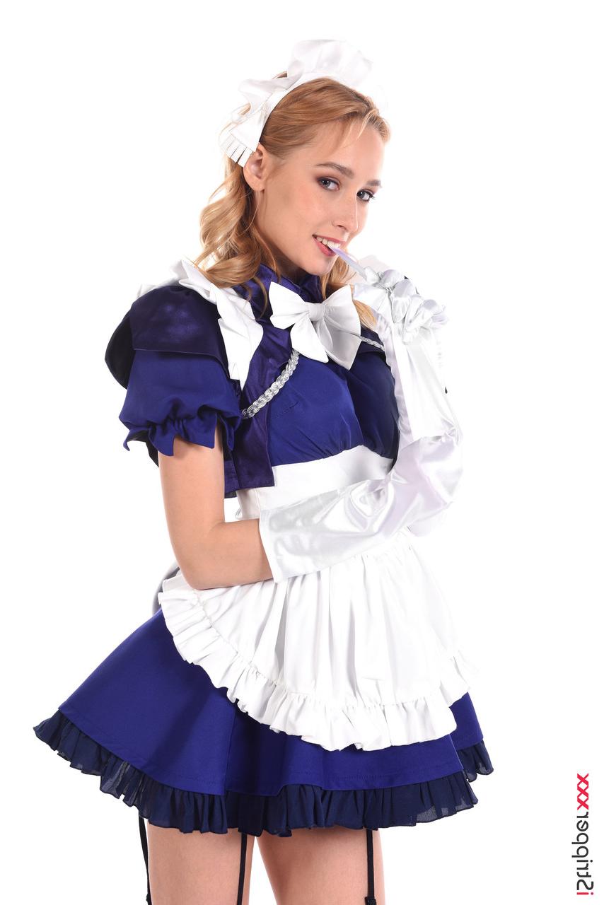 15P La hermosa kelly collins se quita el uniforme antes de montar un consolador