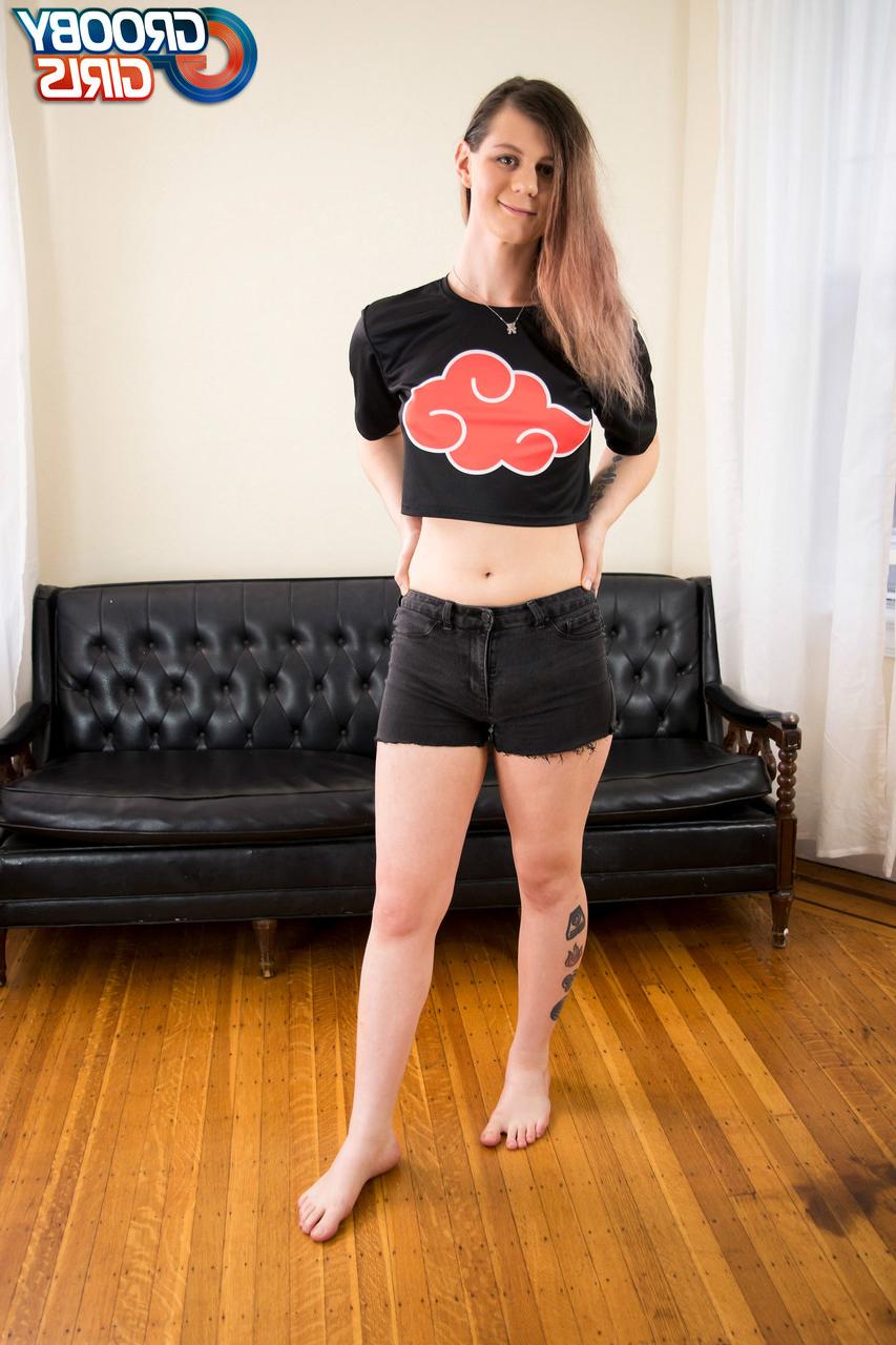 16P Die hübsche Shemale Taylor Jennings enthüllt ihren großen Schwanz in einem sexy Striptease