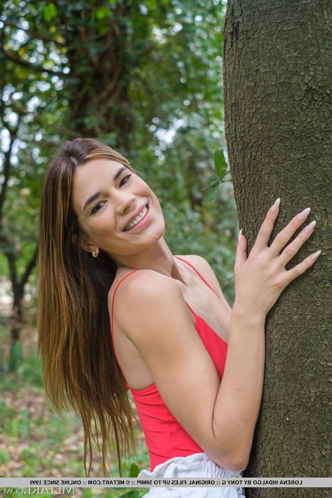 18P A jovem bela Lorena Hidalgo fica completamente nua em uma floresta