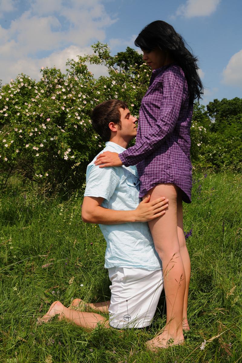 15P O jovem casal Rex e Lana fazem sexo perto de uma roseira selvagem