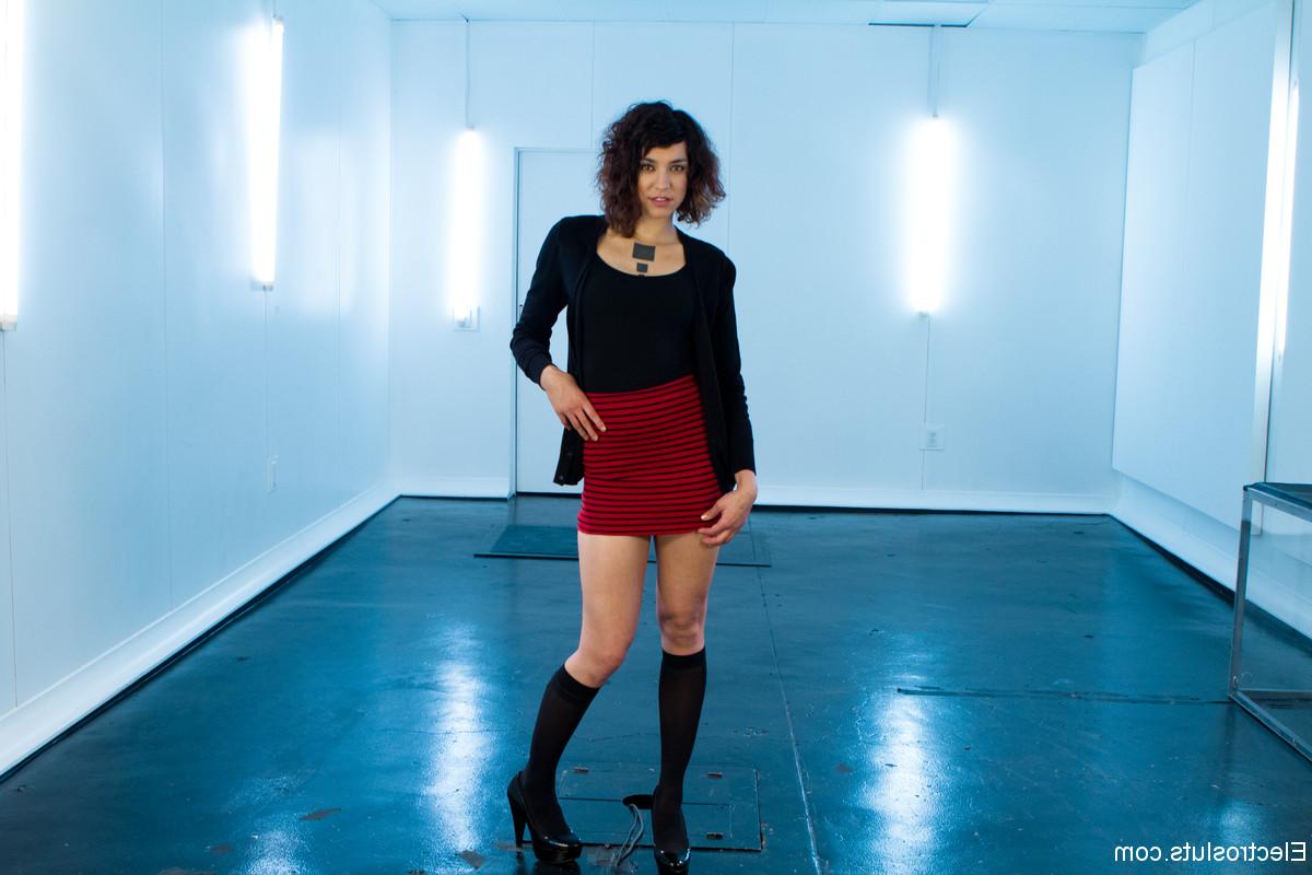 17P Las traviesas Mz Berlin, Bianca Stone y Audrey Hollander se desnudan en una habitación fría