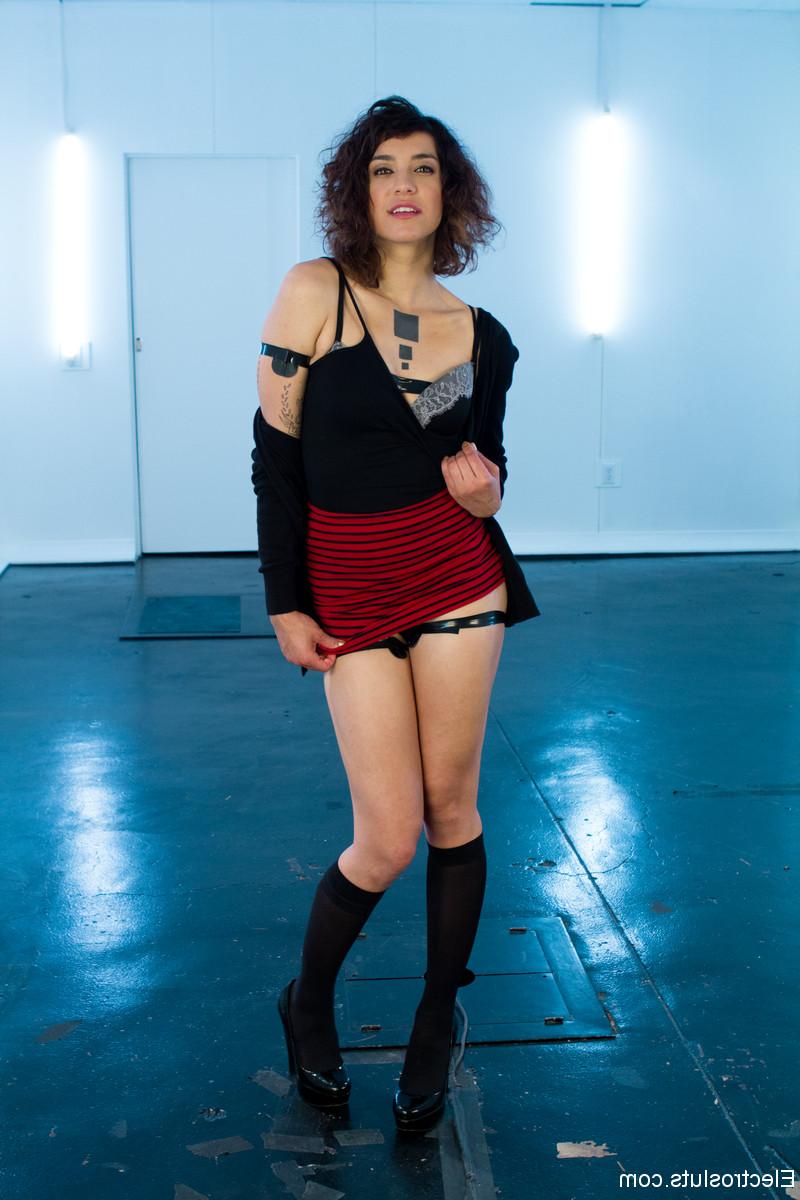 17P Las traviesas Mz Berlin, Bianca Stone y Audrey Hollander se desnudan en una habitación fría