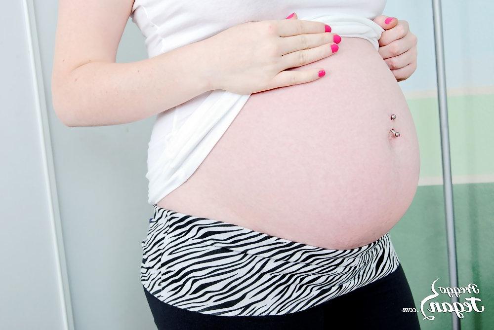 12P Une blonde enceinte se met complètement nue sur son lit