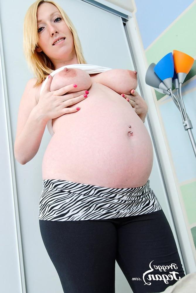 12P Une blonde enceinte se met complètement nue sur son lit