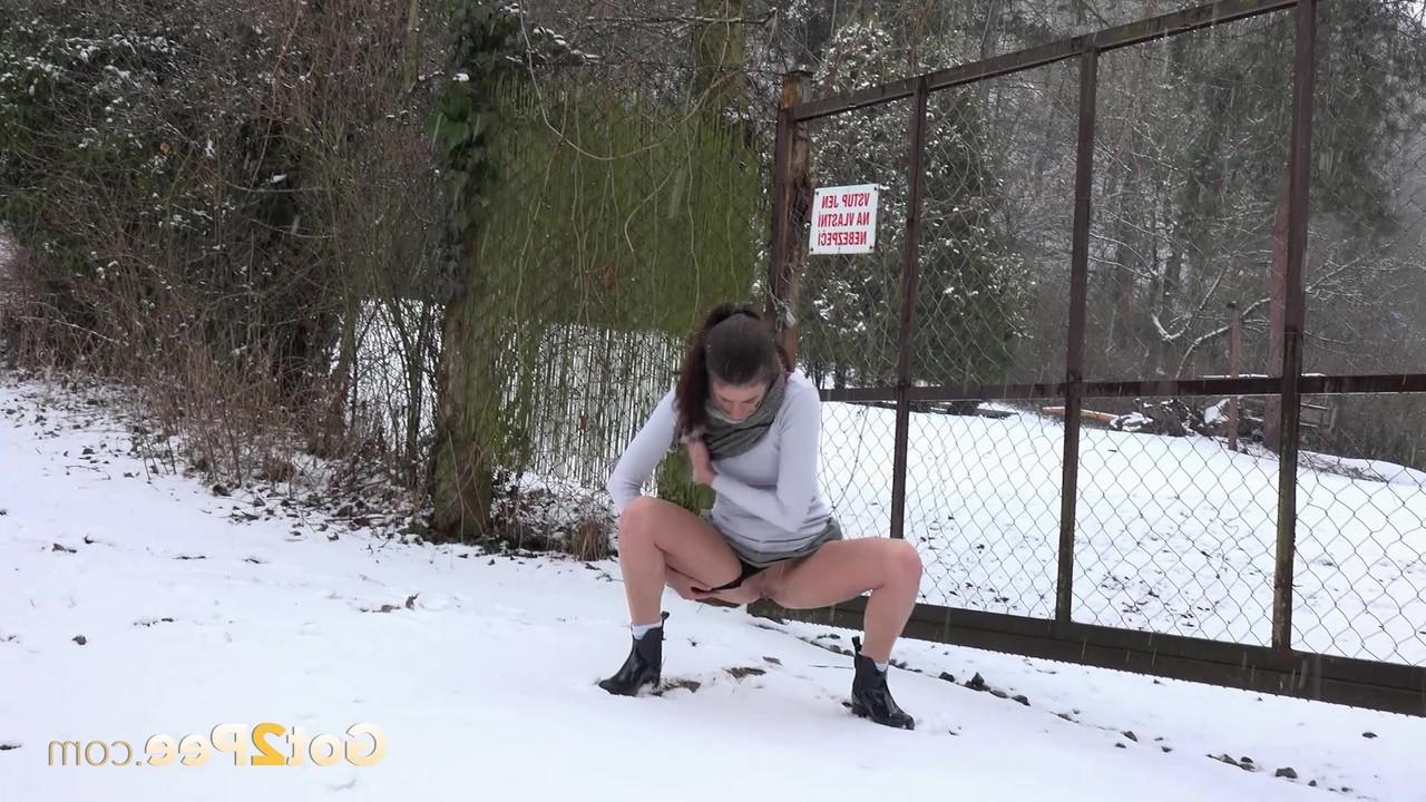 15P La morena Ali Bordeaux luce las piernas desnudas mientras orina en la nieve
