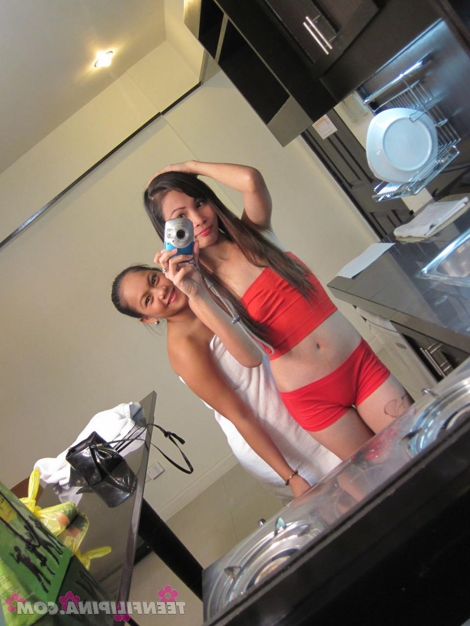 12P Une adolescente philippine se prend en photo tout en se mettant nue sur un comptoir de cuisine.