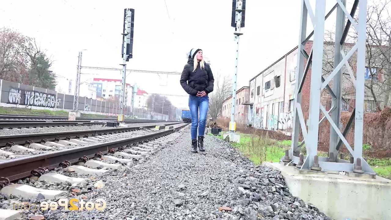 15P A loira Claudia Macc faz xixi perto dos trilhos da ferrovia à vista do público