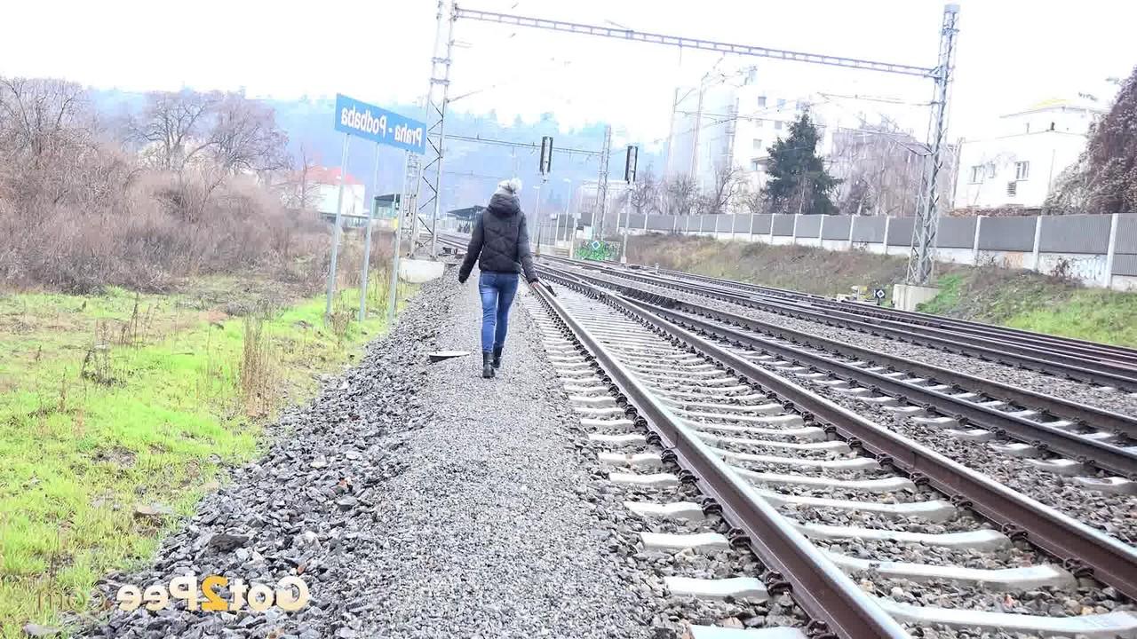 15P A loira Claudia Macc faz xixi perto dos trilhos da ferrovia à vista do público