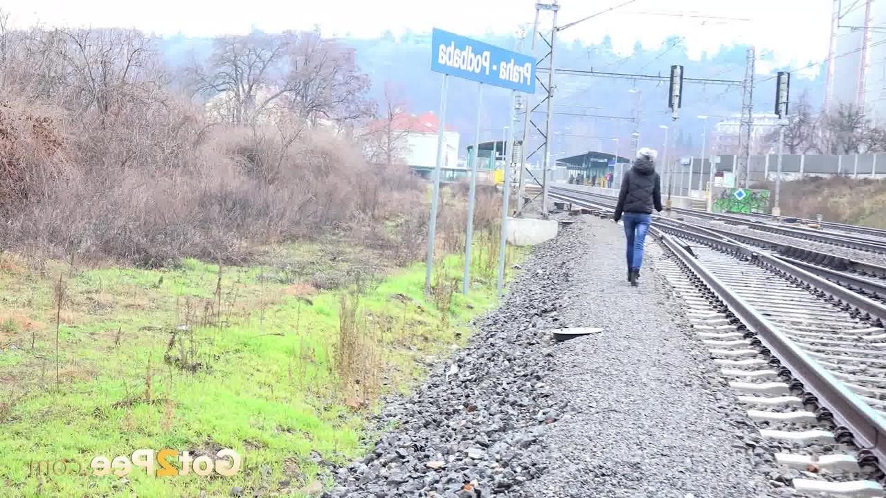 15P A loira Claudia Macc faz xixi perto dos trilhos da ferrovia à vista do público