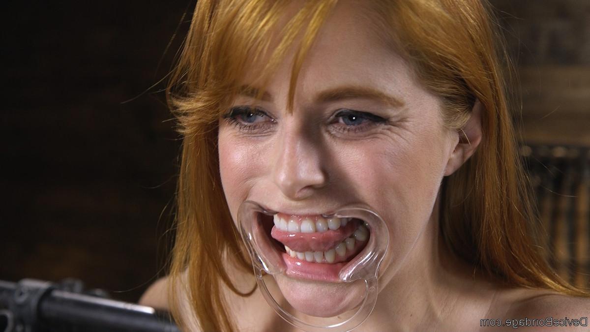 16P Ginger sub Penny Pax leva uma língua chicoteada e sua buceta brinca enquanto está amarrada