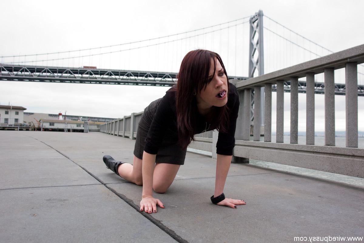 20P Femdom Dana DeArmond hace que su esclava sexual le coma las bragas y gatee en público
