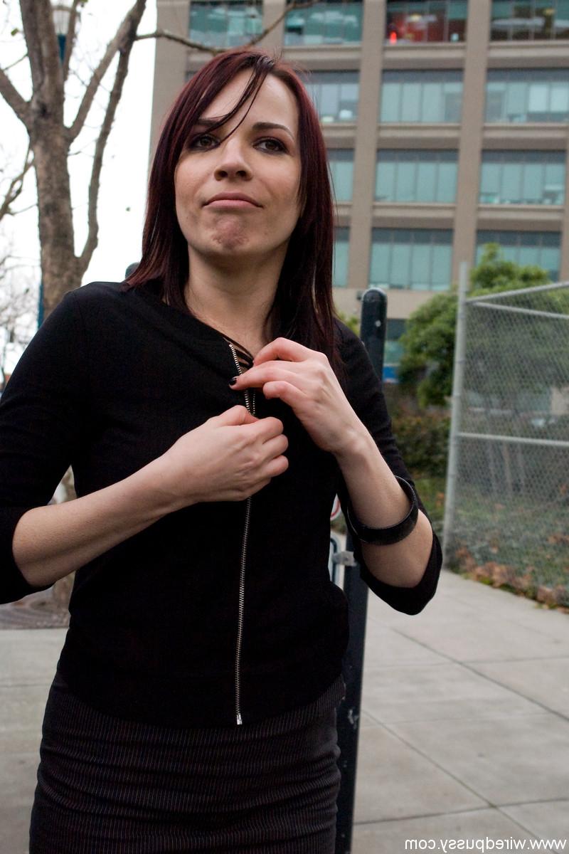 20P Femdom Dana DeArmond hace que su esclava sexual le coma las bragas y gatee en público