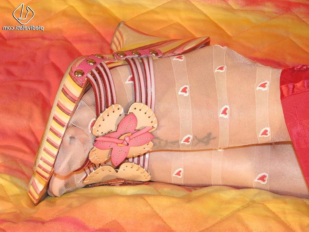 16P Die blonde Schlampe Marlene liebt Fußfetisch und ihren neuen Pyjama
