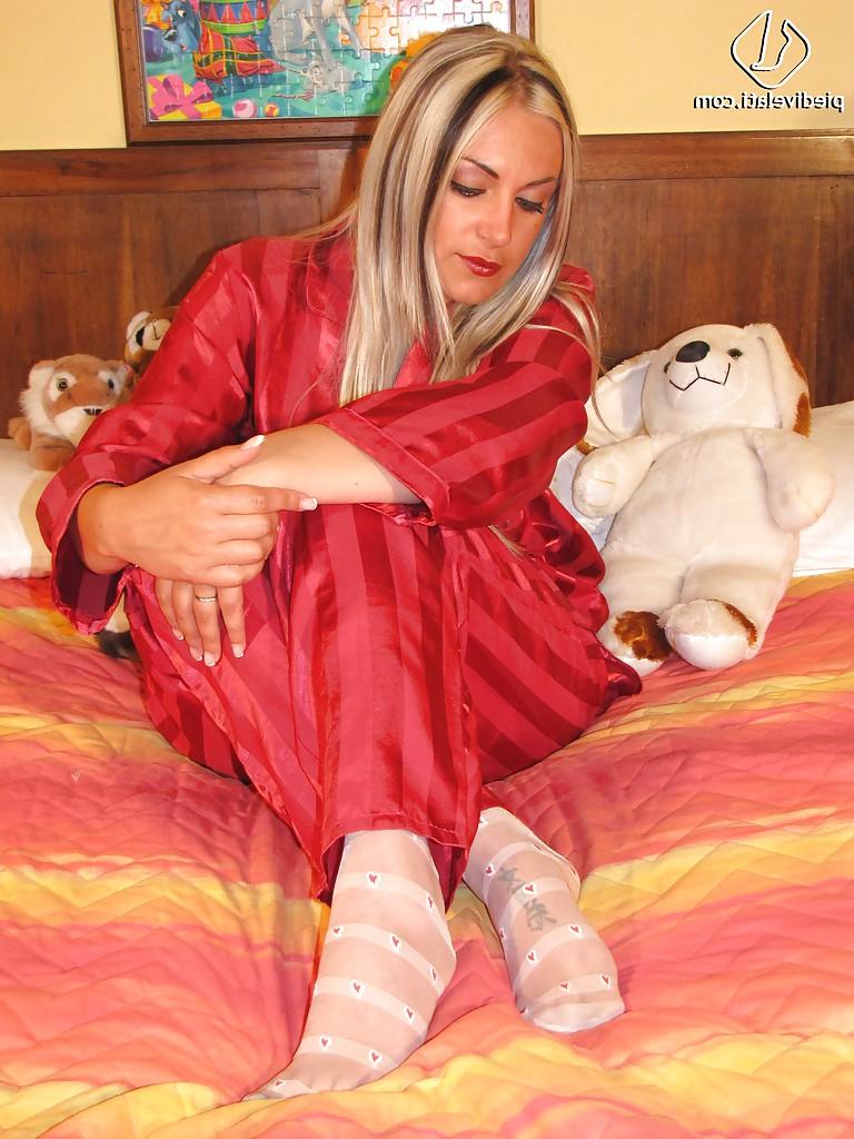16P Die blonde Schlampe Marlene liebt Fußfetisch und ihren neuen Pyjama