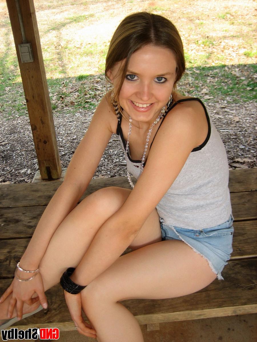 12P Jovem encantadora expõe seus peitos minúsculos em um local público