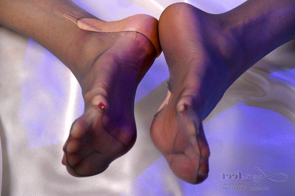 12P Dame blonde aux cheveux courts enlève ses talons avant de déchirer ses collants