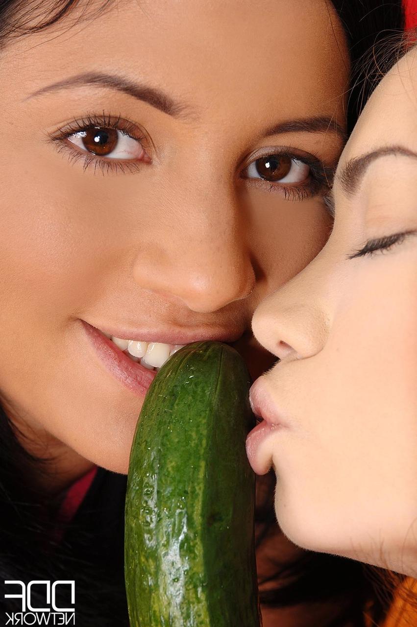 20P Las jóvenes lesbianas Krisztina Banx y Lola se follan con un pepino y un plátano