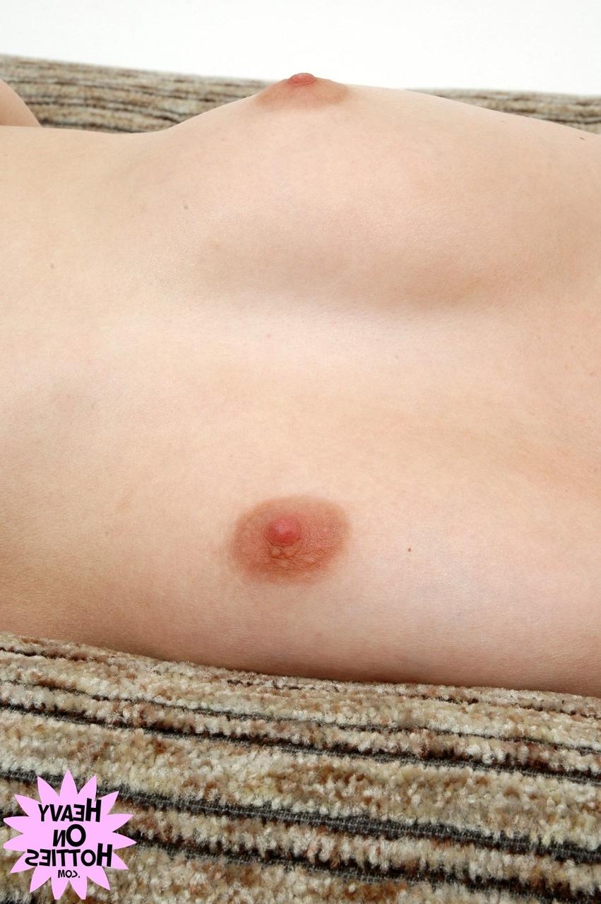 20P A gata tcheca Abigaile Johnson mostra seus seios naturais fofinhos e sua boceta convidativa