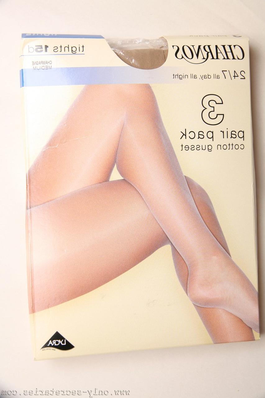 20P La secrétaire sexy Carla montre ses gros tétons tout en se taquinant avec son cul en bas de nylon.