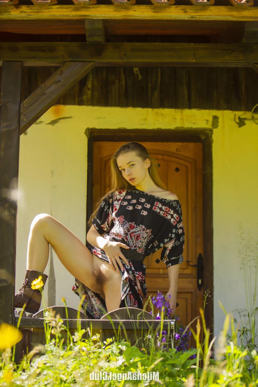15P La preciosa modelo joven milena angel muestra su culo y su coño peludo al aire libre