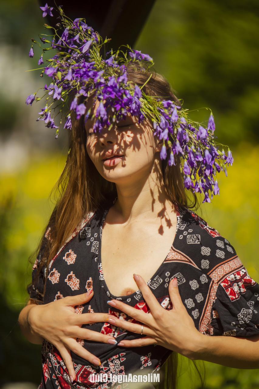 15P La preciosa modelo joven milena angel muestra su culo y su coño peludo al aire libre