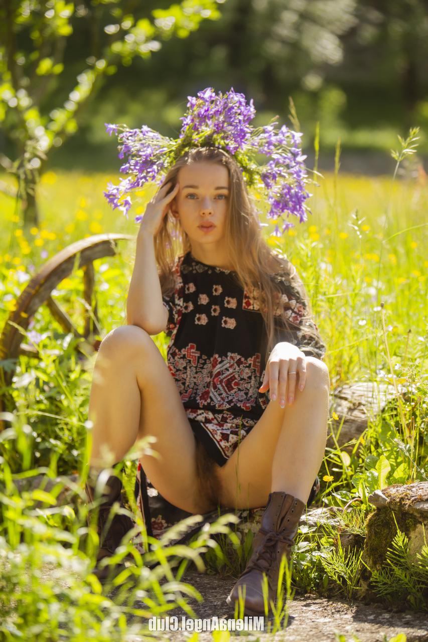 15P La preciosa modelo joven milena angel muestra su culo y su coño peludo al aire libre