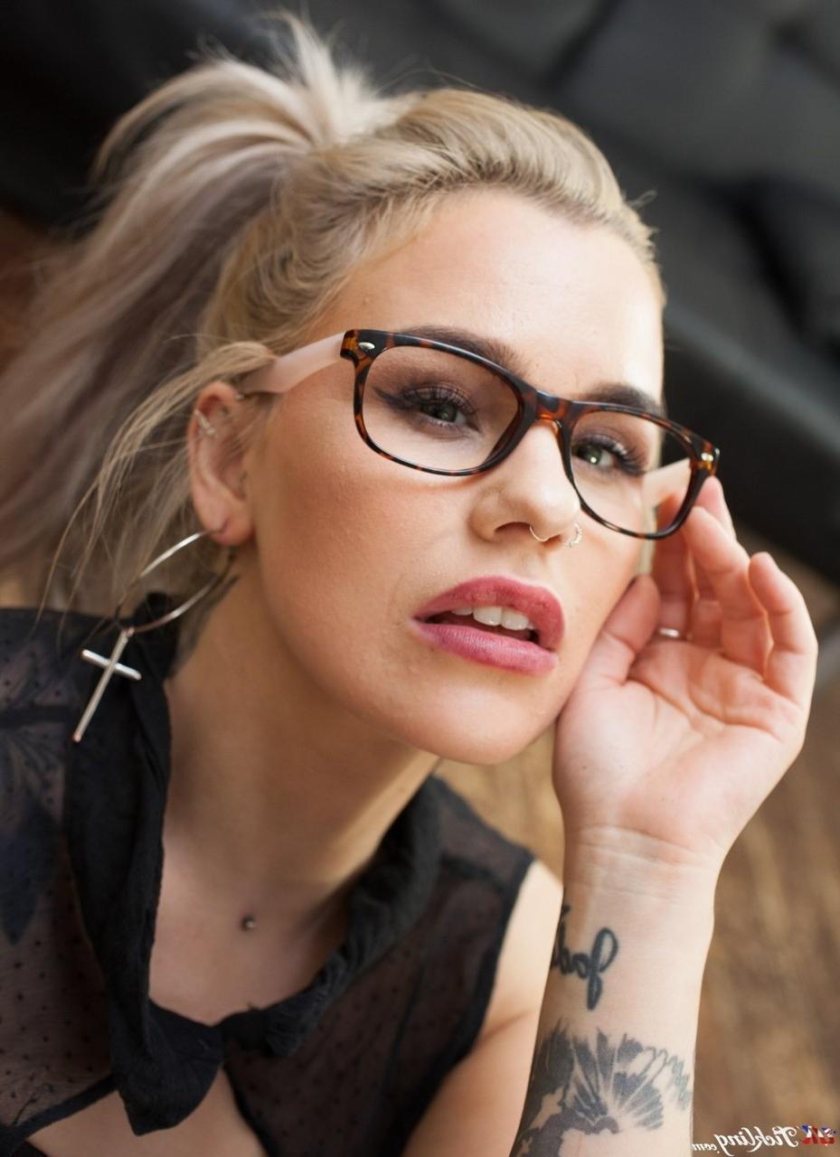 12P A loira gostosa Jade tira os saltos altos enquanto está totalmente vestida