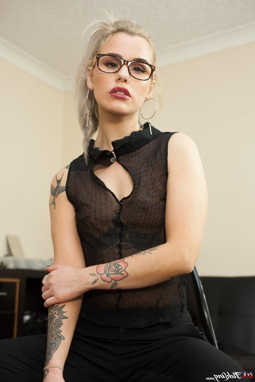 12P A loira gostosa Jade tira os saltos altos enquanto está totalmente vestida