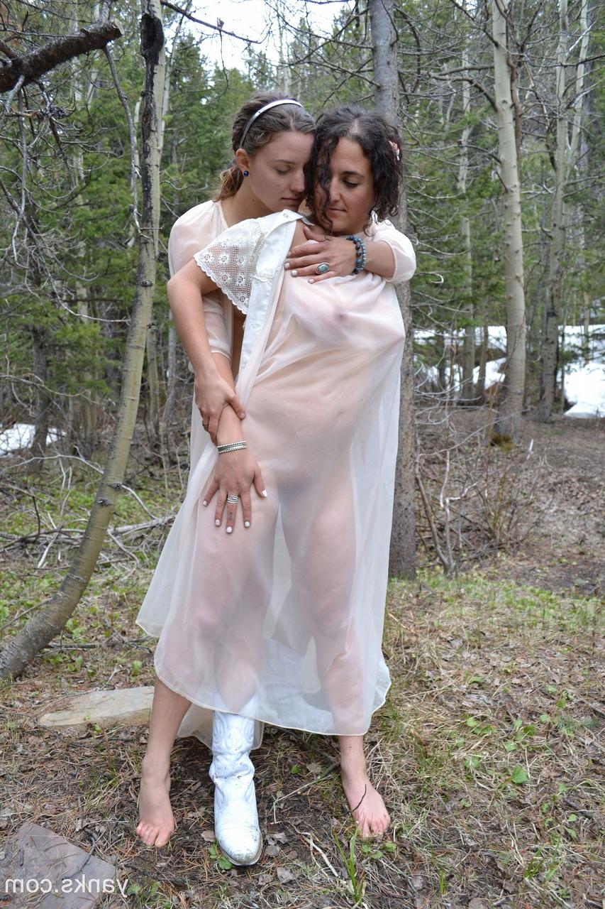 17P Todas as garotas naturais Sage e Simona abraçam-se no meio da floresta