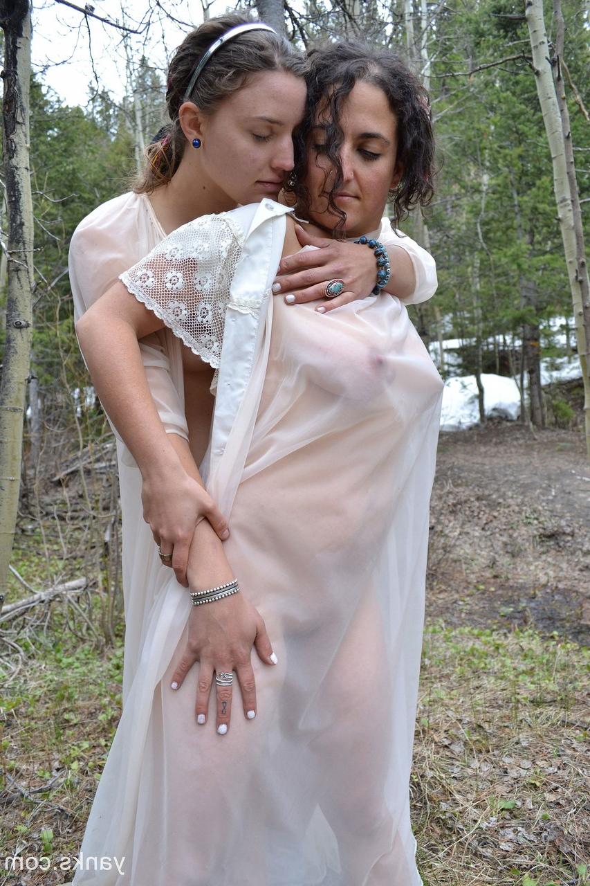 17P Todas as garotas naturais Sage e Simona abraçam-se no meio da floresta