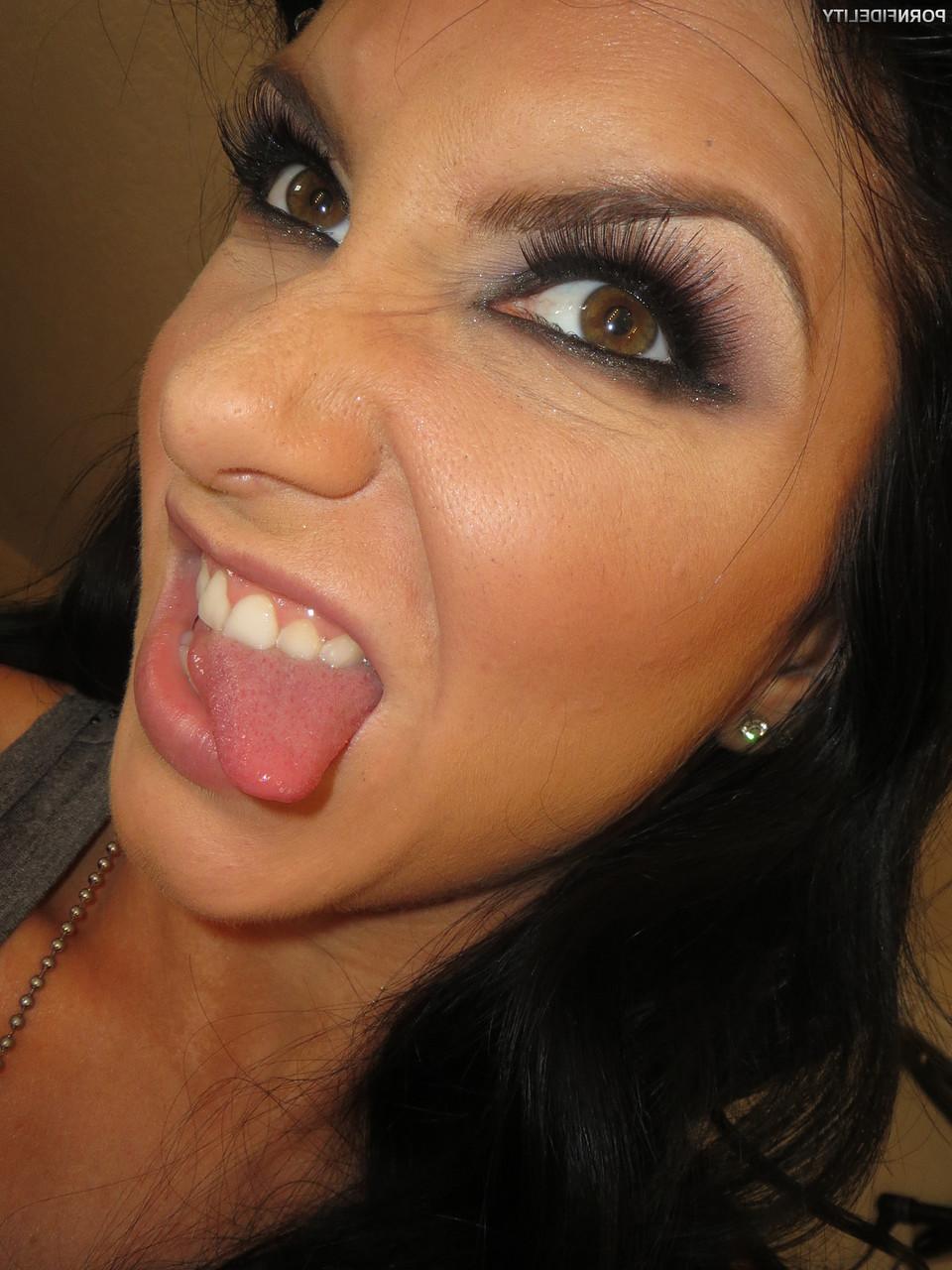 18P A pornstar de cabelos escuros Romi Rain revela peitos falsos e poses na floresta