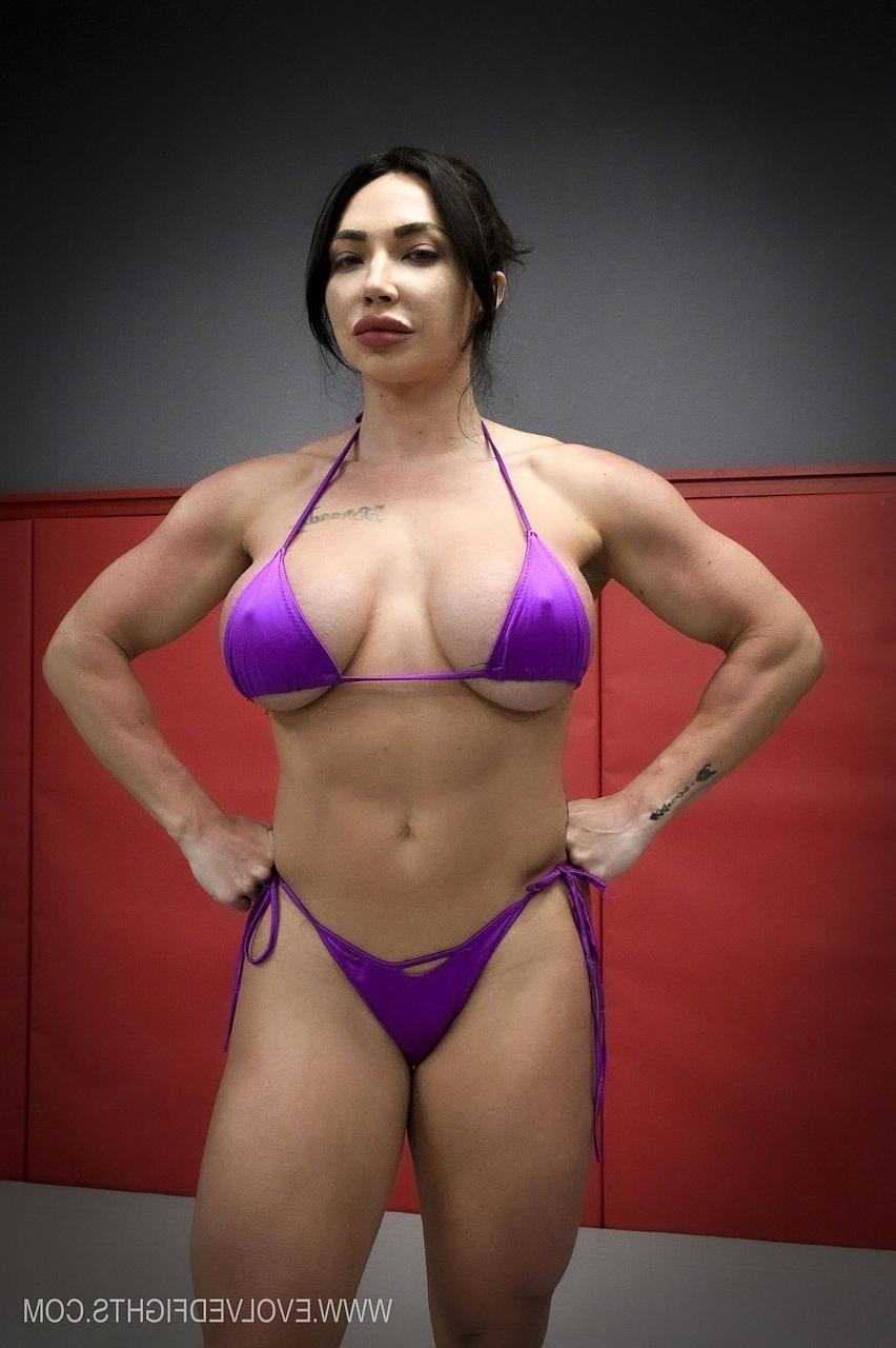 20P A lutadora musculosa Brandi Mae leva uma surra de seu treinador cruel