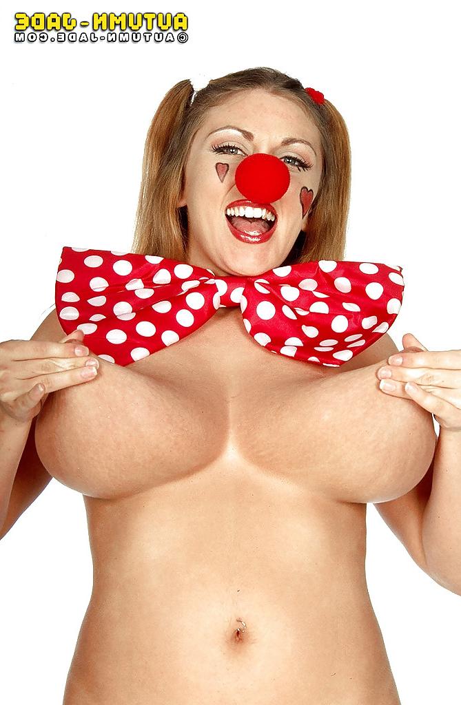 16P La chica solitaria Autumn Jade haciendo alarde de sus enormes tetas de estrella porno en traje de payaso