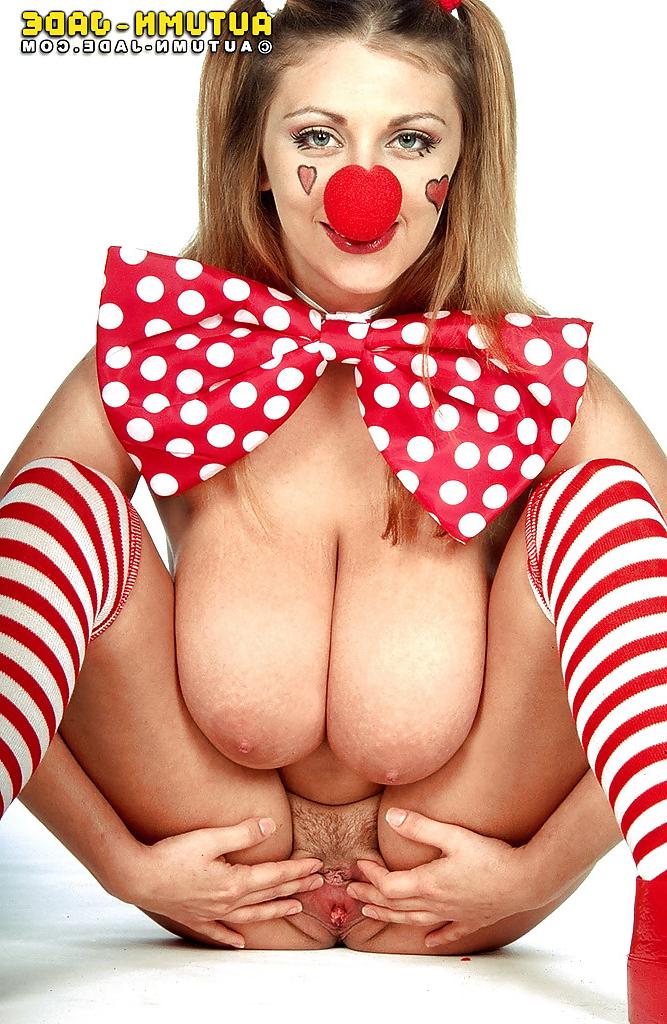 16P La chica solitaria Autumn Jade haciendo alarde de sus enormes tetas de estrella porno en traje de payaso