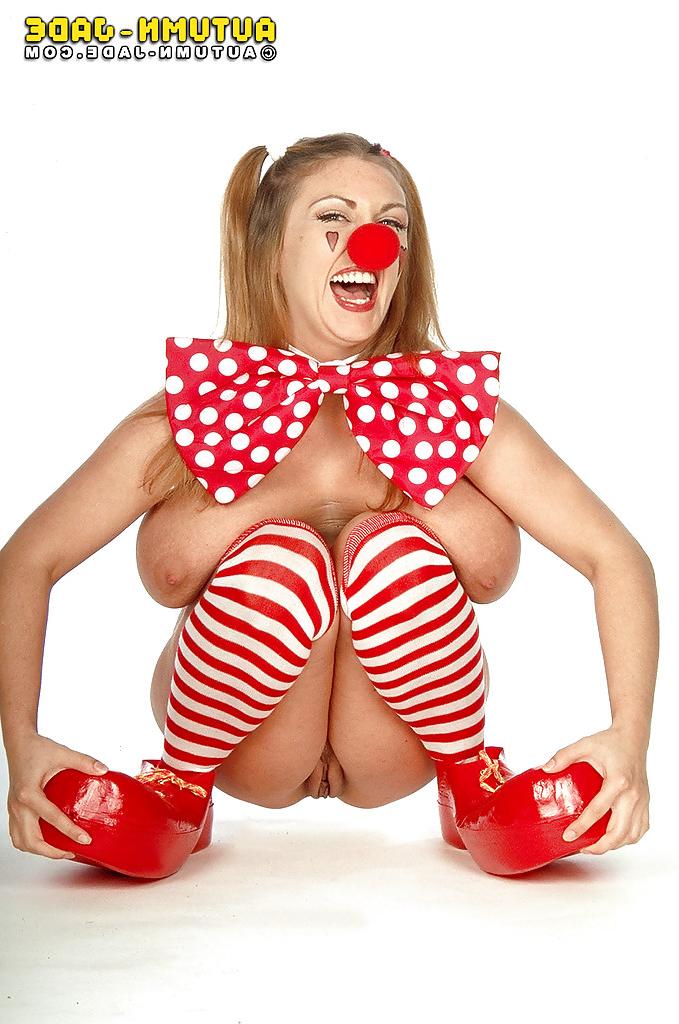 16P La chica solitaria Autumn Jade haciendo alarde de sus enormes tetas de estrella porno en traje de payaso