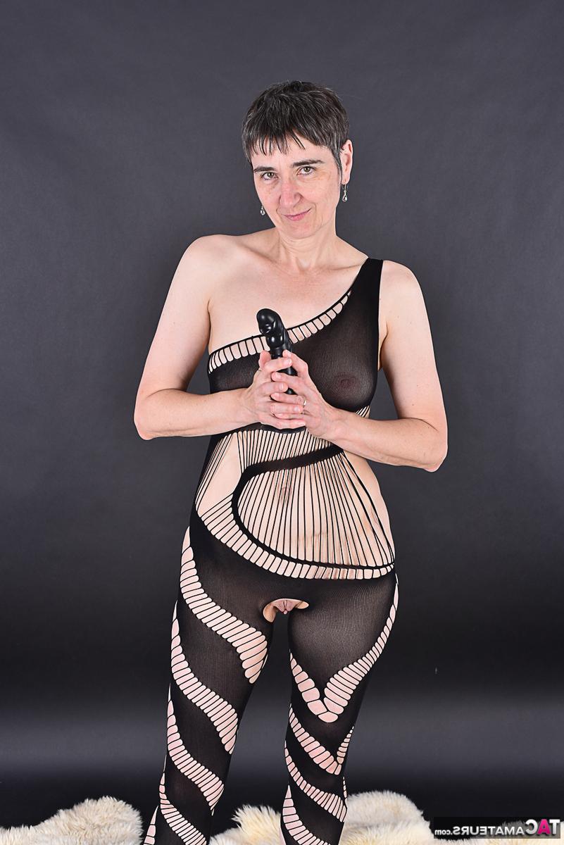16P Amateurfrau, heiße MILF, spielt ihre Vagina in einem Bodystocking ohne Schritt mit einem Dildo